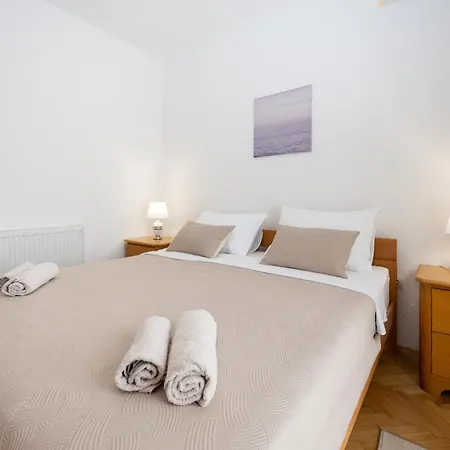 Double Bed With Private Bathroom And Balcony Apartmán