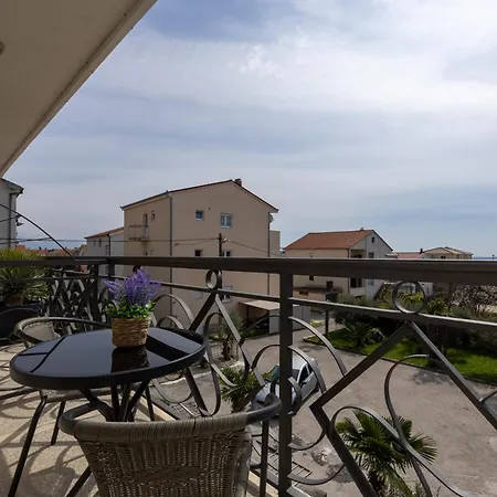 Double Bed With Private Bathroom And Balcony Apartmán
