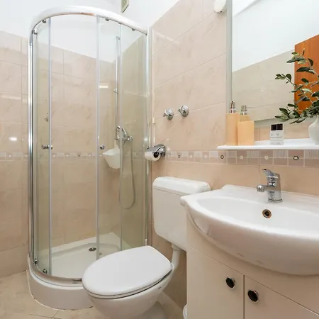 Double Bed With Private Bathroom And Balcony Apartmán